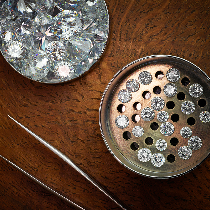 Sorting loose diamonds into a tray